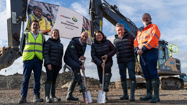 Pens&eacute; pour g&eacute;rer des flux sous temp&eacute;rature dirig&eacute;e et des volumes &eacute;lev&eacute;s, le site repose sur une automatisation int&eacute;gr&eacute;e d&egrave;s la phase de conception, avec l&rsquo;objectif de s&eacute;curiser la mont&eacute;e en charge sans rupture op&eacute;rationnelle.<br>
Cr�dit photo : XPO Logistics.