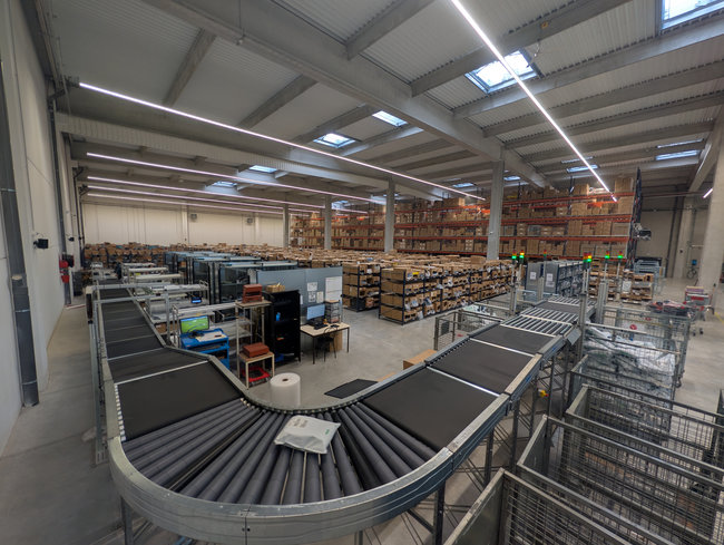 Le nouveau site logistique de Cimalp, livr&eacute; en avril 2025 &agrave; proximit&eacute; imm&eacute;diate du si&egrave;ge, a &eacute;t&eacute; pens&eacute; d&egrave;s l&rsquo;origine pour accompagner une mont&eacute;e en charge progressive, avec une seconde cellule conserv&eacute;e en r&eacute;serve afin d&rsquo;absorber la croissance &agrave; venir, notamment &agrave; l&rsquo;international..<br>
Cr�dit photo : Cimalp.