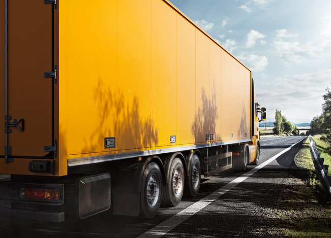 Sur la photo de la famille Thuries, de gauche &agrave; droite : Marie Pierre Thuries, Jonathan Thuries, Responsable d&rsquo;exploitation ; Ana&iuml;s Thuries, Responsable administratif et son fils Nolhan ; Thierry Thuries, G&eacute;rant des Transports Thuries.<br>
                            &copy; Continental / Transports Thuries