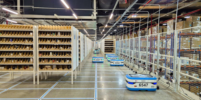 Chalhoub Group s&rsquo;appuie sur la solution robotique Goods to Person SCALLOG dans son entrep&ocirc;t &eacute;mirati.<br>
          Cr&eacute;dit photo : SCALLOG.