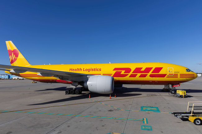 Avec plus de 30 hubs certifi&eacute;s GDP et un Boeing 777 d&eacute;di&eacute;, DHL r&eacute;duit fortement sa d&eacute;pendance aux capacit&eacute;s commerciales classiques.<br>
                              Cr&eacute;dit photo : DHL