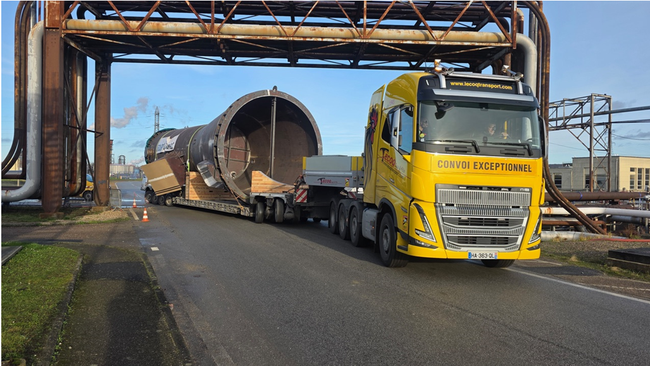 Lecoq Guy & Fils r&eacute;alise 2,7 M&euro; de chiffre d&rsquo;affaires avec une &eacute;quipe d&rsquo;une vingtaine de collaborateurs, sp&eacute;cialis&eacute;e dans les transports hors gabarit n&eacute;cessitant une forte ing&eacute;nierie r&eacute;glementaire.<br>
                            Cr&eacute;dit Photo : Lecoq Guy & Fils