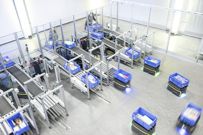 FastBots Solution s&rsquo;appuie sur une flotte de robots autonomes. <br>
                            &copy; SSI Schaefer.