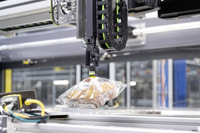 SSI Piece  Picking,  solution robotique d&eacute;di&eacute;e au pr&eacute;l&egrave;vement automatis&eacute; de petites  pi&egrave;ces. <br>
                            &copy; SSI Schaefer.