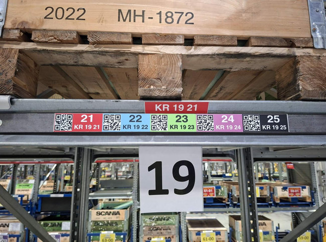 Au total, 12 000 &eacute;tiquettes QR code et 15 000 &eacute;tiquettes d&rsquo;adressage compl&eacute;mentaires ont &eacute;t&eacute; d&eacute;ploy&eacute;es sur six plateformes logistiques, assurant une tra&ccedil;abilit&eacute; homog&egrave;ne, durable et conforme aux standards internes de Scania.<br>
          Cr&eacute;dit photo : inotec.