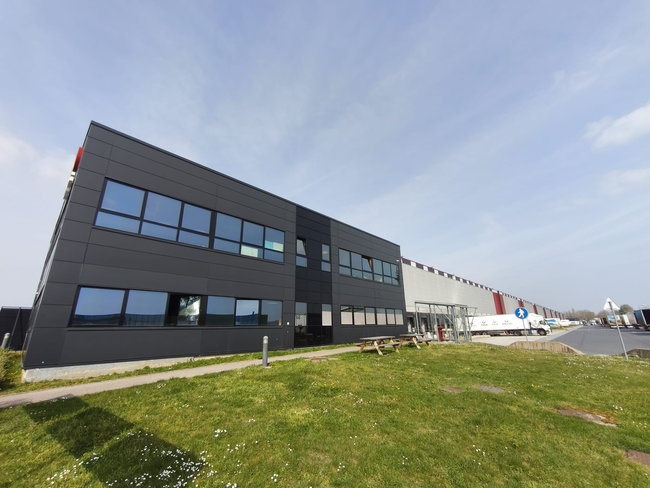 Partenaires historiques, DHL Supply Chain et METRO renforcent leur collaboration autour de la plateforme logistique de Mitry-Mory (Seine-et-Marne), qui approvisionne 37 halles sur Paris et le quart nord-est de la France, pour un total annuel de plus de 700 000 palettes.<br>
                              Cr&eacute;dit photo : DHL