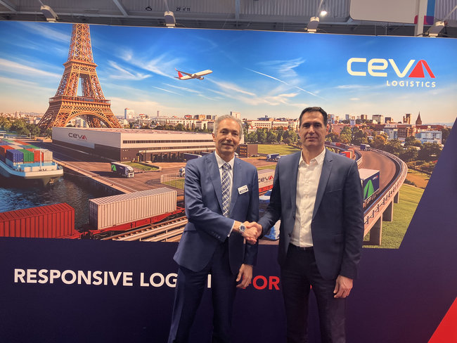 De gauche &agrave; droite :  Pascal Le Guevel - Air & Ocean France and Luxembourg Leader, CEVA Logistics St&eacute;phane Roux - Directeur des op&eacute;rations logistiques, groupe But-Conforama.<br>
          Cr&eacute;dit photo : CEVA Logistics