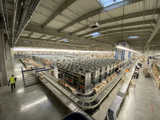 Le d&eacute;ploiement concerne  le site logistique de Digoin (Sa&ocirc;ne-et-Loire), d&eacute;j&agrave; fortement automatis&eacute;.<br>
                            &copy; TIMCOD.