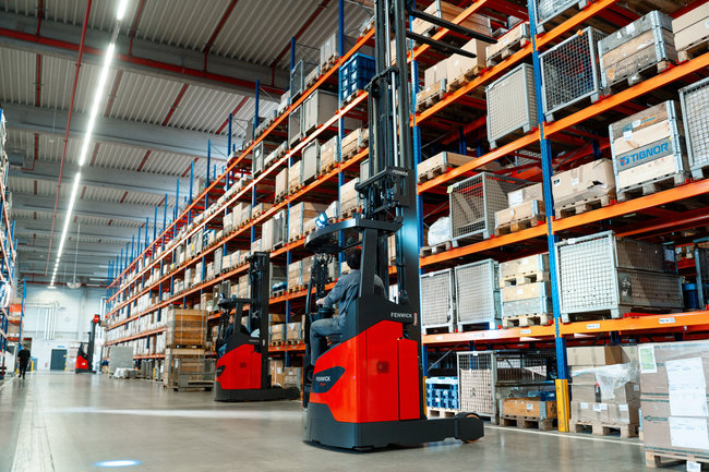 La s&eacute;rie Ri14-Ri18 couvre des capacit&eacute;s de 1,4 &agrave; 1,8 tonne, avec des hauteurs de levage pouvant atteindre 11 m&egrave;tres et une largeur d&rsquo;all&eacute;e de 2 709 mm.<br>
          Cr&eacute;dit photo : Fenwick-Linde.