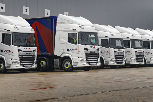 CEVA Logistics investit dans 165 nouveaux camions DAF pour renforcer ses capacit&eacute;s de transport au Royaume-Uni.<br>
          Cr&eacute;dit photo : CEVA Logistics.