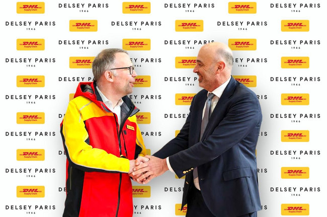 Nico Sch&uuml;tz, CEO de DHL Supply Chain France, serrant la main de Gilles Bariguian, CEO de DELSEY Paris.<br>
                              Cr&eacute;dit photo : DHL