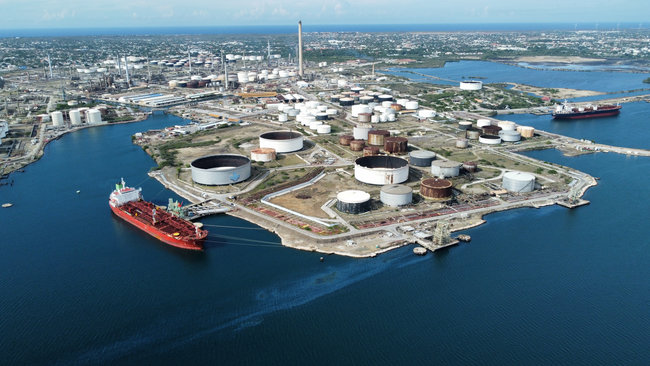 Vue a&eacute;rienne du port de Bullenbaai &agrave; Cura&ccedil;ao.<br>
          Cr&eacute;dit photo : Rhenus.