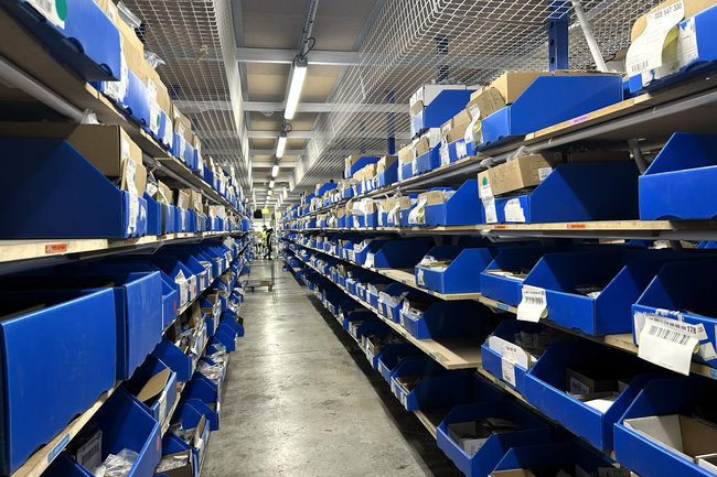 Carrylog traite aujourd&rsquo;hui 2 800 commandes par jour, soit 5 800 lignes, pour une cinquantaine de clients dans le pr&ecirc;t-&agrave;-porter, les accessoires, les cosm&eacute;tiques et les alcools..<br>
Cr�dit photo : Carrylog / ACSEP.