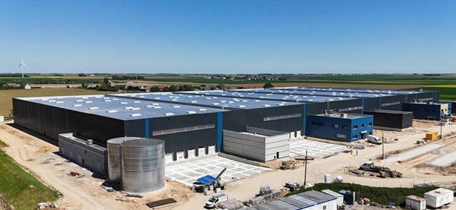 Le dispositif repose sur un site unique modernis&eacute; &agrave; Toury, op&eacute;rationnel depuis janvier 2026.<br>
  Cr&eacute;dit photo : ID Logistics.
