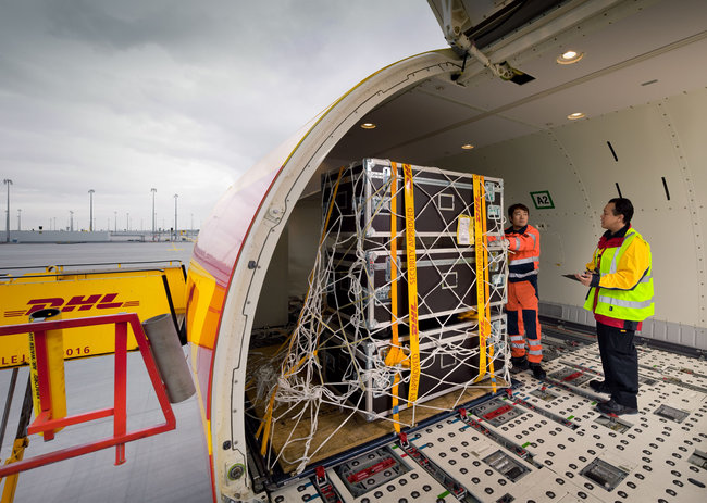 Le positionnement de l'Heavy Weight Express se situe &agrave; l&rsquo;intersection de l&rsquo;express international et du fret a&eacute;rien lourd.<br>
                              Cr&eacute;dit photo : DHL.