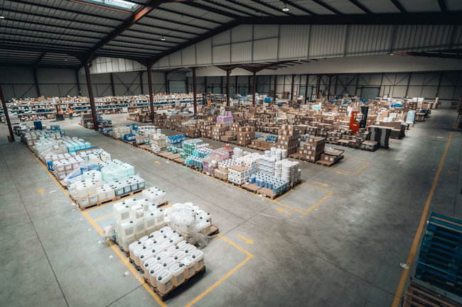 Le projet concerne notamment les flux vers la Suisse, avec une organisation des tourn&eacute;es par canton. DUPESSEY&CO exp&eacute;die environ 250 palettes et plus de 200 colis quotidiens via la Poste Suisse depuis ce dispositif.<br>
                            Cr&eacute;dit photo : Simon Morice