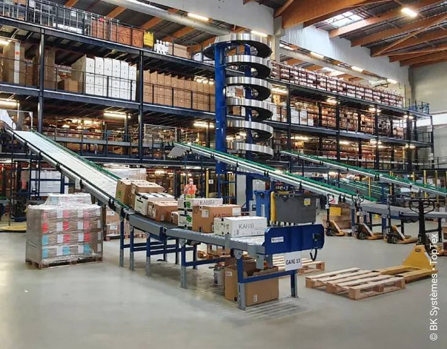 TopTex r&eacute;alise plus de 276 M&euro; de chiffre d&rsquo;affaires en 2025 et exploite des entrep&ocirc;ts logistiques en France et en Belgique.<br>
            Cr&eacute;dit photo : BK Syst&egrave;mes / TopTex.