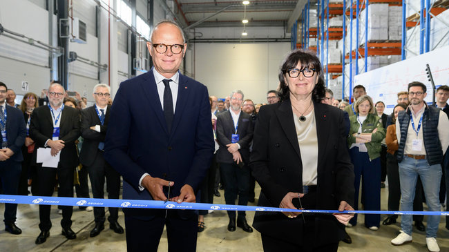 La plateforme r&eacute;unit transport international, douane, messagerie, transport routier europ&eacute;en et logistique contractuelle pour piloter les flux import-export de bout en bout.<br>
                            Cr&eacute;dit photo : A. Goulard.