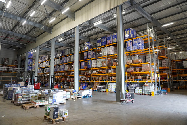 GUYALOG avait inaugur&eacute; en 2022 son entrep&ocirc;t multi-clients de Cayenne, dot&eacute; de 3 500 emplacements palettes et d'une zone sous temp&eacute;rature dirig&eacute;e &agrave; 18&deg;C.<br>
Cr�dit photo : GUYALOG / ACSEP..