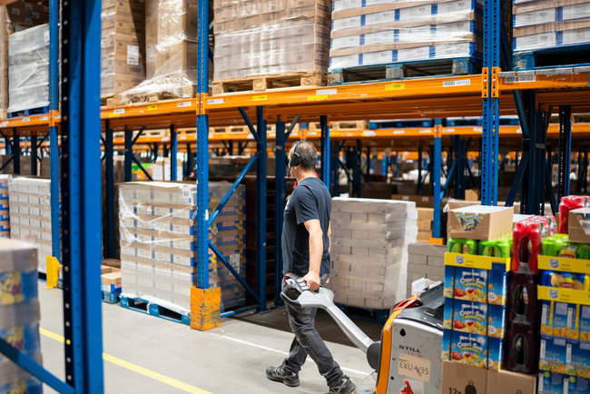 AS Watson Benelux exploite trois centres de distribution aux Pays-Bas et approvisionne les enseignes Kruidvat et Trekpleister.<br>
                           Cr&eacute;dit photo : Zetes / As Watson Benelux