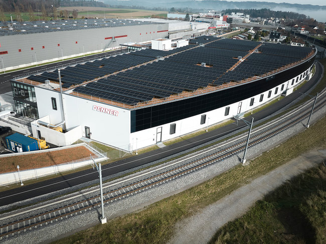 Le nouveau site de M&auml;genwil couvre environ 10 000 m&sup2; et r&eacute;pond &agrave; des contraintes exigeantes li&eacute;es aux produits frais, avec une temp&eacute;rature maintenue entre 2 &deg;C et 5 &deg;C.<br>
                              Cr&eacute;dit photo : Denner / EPG.