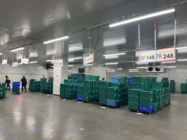 Mon March&eacute; traite plusieurs centaines de livraisons par jour depuis son site de Thiais, avec des pointes pouvant atteindre 2 000 commandes quotidiennes.<br>
          Cr&eacute;dit photo : Mon March&eacute; / Hardis Supply Chain.
