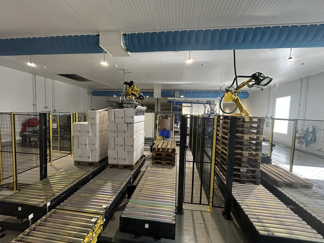 Cette automatisation accompagne un investissement industriel de 12 millions d'euros r&eacute;alis&eacute; par la Glaci&egrave;re Narbonnaise sur son nouveau site de 3 500 m&sup2; &agrave; L&eacute;zignan-Corbi&egrave;res.<br>
                            Cr&eacute;dit photo : Glaci&egrave;re Narbonnaise