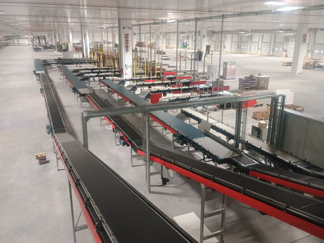 La mise en service est pr&eacute;vue au d&eacute;but de l'ann&eacute;e 2027. Le site sera d&eacute;di&eacute; aux produits frais (viande, produits laitiers et charcuterie) et approvisionnera 250 magasins de Coop Consorzio Nord-Ovest.<br>
                Cr&eacute;dit photo : Fives
