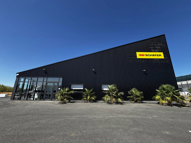Depuis le 30 juin, SSI Schaefer a install&eacute; son nouveau si&egrave;ge social &agrave; Saint-Andr&eacute;-de-la-Marche (Maine-et-Loire), dans un b&acirc;timent de 800 m&sup2;, soit deux fois plus grand que les pr&eacute;c&eacute;dents locaux. <br>
                            &copy; SSI Schaefer.