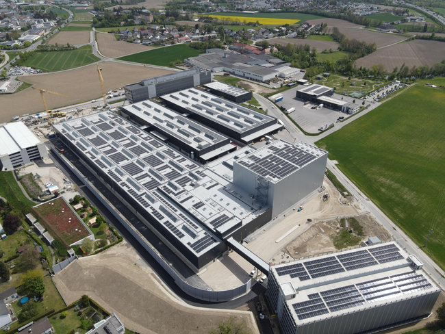 Le groupe vise un chiffre d'affaires de 2 milliards d'euros &agrave; l'horizon 2030, contre environ un milliard aujourd'hui. Son carnet de commandes atteint d&eacute;j&agrave; 1,5 milliard d'euros, illustrant la dynamique actuelle de l'entreprise. <br>
        Cr&eacute;dit photo : TGW Logistics