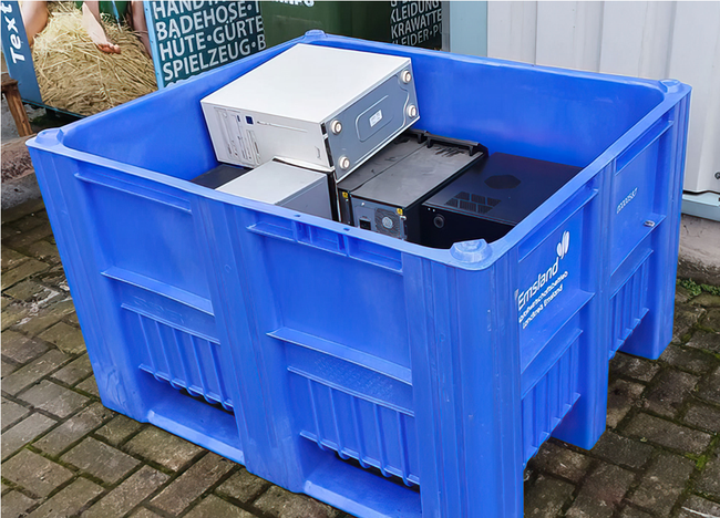 Petits appareils &eacute;lectriques collect&eacute;s en toute  s&eacute;curit&eacute; : dans les centres de recyclage exploit&eacute;s par  Abfallwirtschaftsbetrieb Emsland, la caisse-palette  Craemer CB3 sert de conteneur de collecte pour les  appareils &eacute;lectriques en fin de vie.<br>
                            Cr&eacute;dit photo :  Abfallwirtschaftsbetrieb Emsland