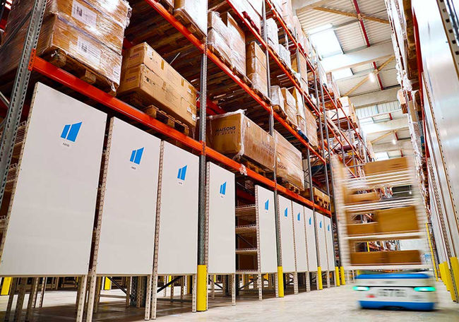 &Agrave; La R&eacute;union, le Groupe RAVATE automatise ses pr&eacute;parations de commandes de d&eacute;tail avec deux installations robotis&eacute;es SCALLOG, dont une premi&egrave;re mondiale de la solution SCALLOG | Under Racks, premi&egrave;re brique de la transformation de sa supply chain.<br>
          Cr&eacute;dit photo : SCALLOG.