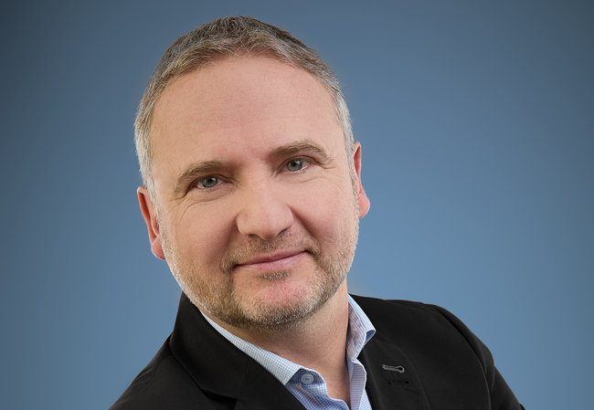 Le parcours de St&eacute;phane Eliasu associe plus de vingt ans d&rsquo;exp&eacute;rience dans le d&eacute;veloppement commercial et la transformation digitale, au sein d&rsquo;entreprises technologiques internationales.<br>
          Cr&eacute;dit photo : BOWE SYSTEC France.