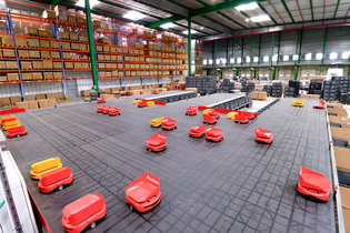 Auchan robotise ses retours culturels avec Sequence Robotics et GEODIS