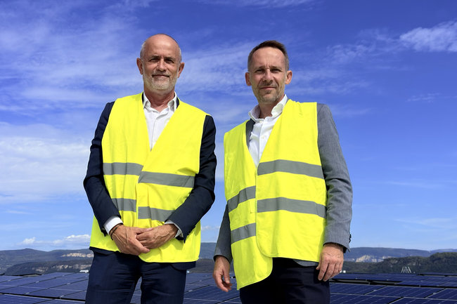 Gr&eacute;gory Debuchy, pr&eacute;sident de D&eacute;m&eacute;ter et Christophe Ripert, pr&eacute;sident d&rsquo;AFILOG, sur le toit de l&rsquo;entrep&ocirc;t de SPI Group, devant les panneaux photovolta&iuml;ques<br>
                            Cr&eacute;dit photo : Club Demeter.<