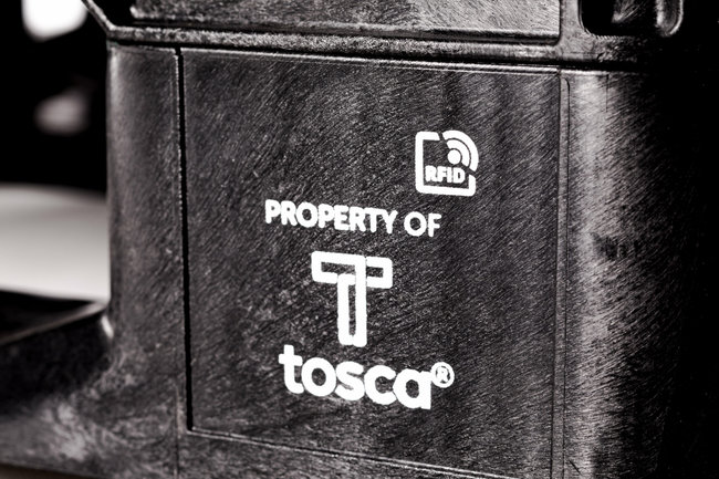 Asset IQ peut accompagner les emballages r&eacute;utilisables propos&eacute;s par Tosca dans le cadre d&rsquo;une mise en commun, d&rsquo;une location ou d&rsquo;une vente directe. Le service peut &eacute;galement &ecirc;tre d&eacute;ploy&eacute; de fa&ccedil;on autonome pour assurer le suivi d&rsquo;actifs appartenant &agrave; d&rsquo;autres entreprises.<br>
Cr�dit photo : Simon Van Ranst