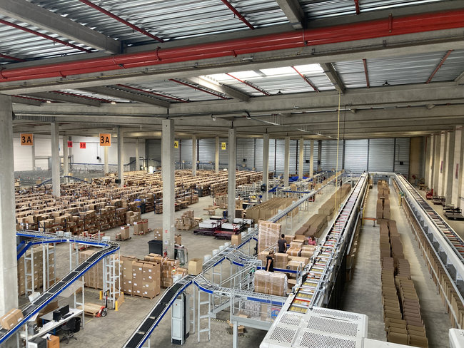 La transformation concerne un entrep&ocirc;t unique de 30 000 m&sup2; &eacute;quip&eacute; d&rsquo;environ un kilom&egrave;tre de convoyeurs.<br>
          Cr&eacute;dit photo : GPE / Hardis Supply Chain.
