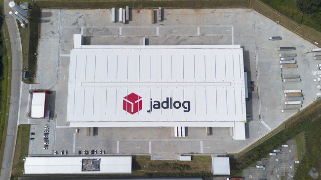 Jadlog a rejoint Geopost en janvier 2017, avant que le groupe acqui&egrave;re 100 % de son capital en 2021. Le nouveau hub de S&atilde;o Paulo constitue le plus important investissement r&eacute;alis&eacute; dans l&rsquo;histoire de Jadlog.<br>
                Cr&eacute;dit photo : Fives