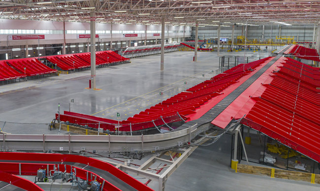 La capacit&eacute; de l'installation peut atteindre 16 500 colis par heure.<br>
                Cr&eacute;dit photo : Fives