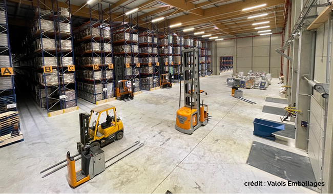 La collaboration entre Valois Emballages et Infflux remonte &agrave; 2004, avec le d&eacute;ploiement initial de BEXT sur le site de Fleurines. La solution a ensuite &eacute;t&eacute; &eacute;tendue aux entrep&ocirc;ts de Pacy-sur-Eure et d&rsquo;Auneuil, avant le lancement de la phase d&rsquo;harmonisation en octobre 2025. Les trois plateformes totalisent aujourd&rsquo;hui 59 000 m&sup2;.<br>
Cr�dit photo : Valois Emballages.