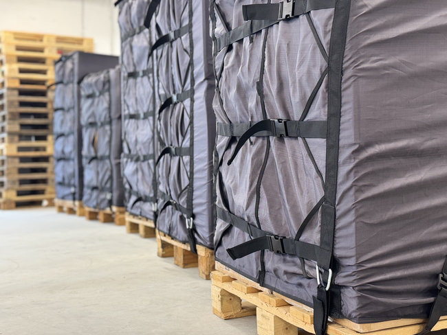 Le d&eacute;ploiement intervient apr&egrave;s quatre semaines d&rsquo;essais en conditions r&eacute;elles. La boucle repose sur une rotation de 24 heures vers un prestataire externe, un d&eacute;lai court qui permet d&rsquo;int&eacute;grer le r&eacute;emploi &agrave; un flux logistique continu.<br> 
  Cr&eacute;dit photo : Deret x Ecklo