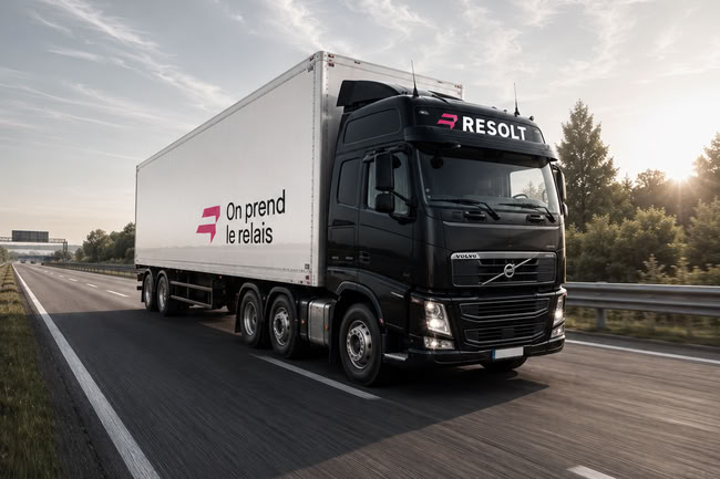 Cr&eacute;&eacute;e en 2010, l&rsquo;entreprise adopte une nouvelle identit&eacute; apr&egrave;s quinze ann&eacute;es de d&eacute;veloppement dans le transport, la logistique et la livraison du dernier kilom&egrave;tre.<br> 
  Cr&eacute;dit photo : RESOLT