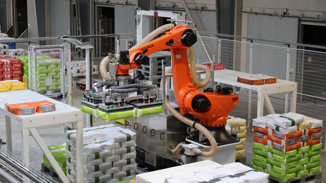 Les AMRs transportent les palettes entre les diff&eacute;rentes zones et alimentent le robot de pr&eacute;paration, tandis que le convoyeur t&eacute;lescopique prend en charge le chargement, sac par sac, des conteneurs destin&eacute;s &agrave; l&rsquo;export.<br>
                Cr&eacute;dit photo : Fives