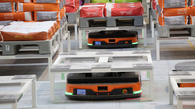 La flotte est compos&eacute;e de 7 AMRs et de 2 robots mobiles &agrave; fourches.<br>
                Cr&eacute;dit photo : Fives