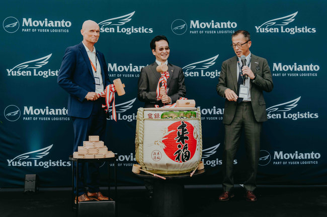 Peu avant l'ouverture d'un f&ucirc;t de sak&eacute; (de gauche &agrave; droite) : Dirk Elkermann, maire de Wiesloch, a eu l'honneur d'accompagner Hiroki Harada, PDG de Yusen Logistics, et Minoru Futonaka, directeur g&eacute;n&eacute;ral de Yusen Logistics (Europe), lors de la c&eacute;r&eacute;monie d'inauguration japonaise.<br>
Cr�dit photo : Yusen Logistics.