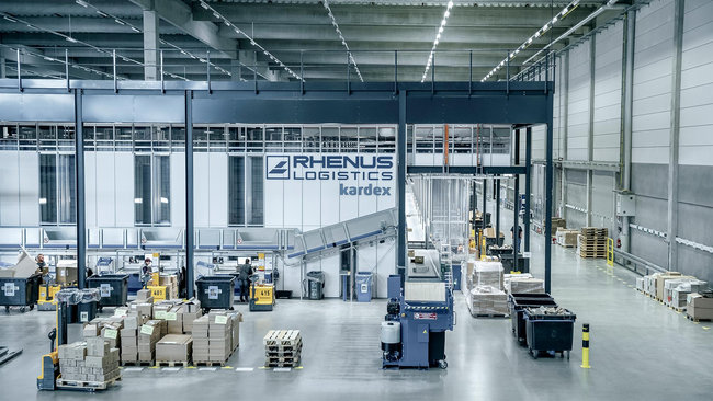 Le rapport s&rsquo;appuie notamment sur le site exploit&eacute; par Rhenus Warehousing Solutions pour Thalia &agrave; H&ouml;rselgau, en Allemagne. D&eacute;ploy&eacute; sur 8 000 m&sup2;, le syst&egrave;me AutoStore r&eacute;unit 530 robots et 240 000 bacs pour traiter des volumes importants et absorber les variations d&rsquo;activit&eacute;.<br>
                            Cr&eacute;dit photo : Rhenus