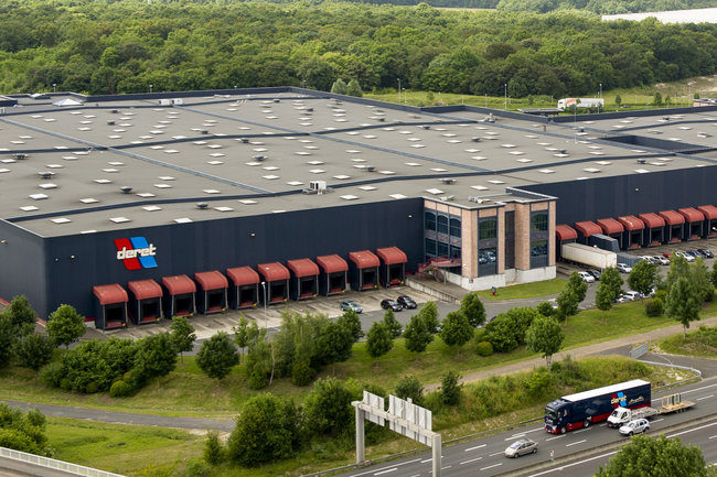 Le p&eacute;rim&egrave;tre envisag&eacute; par GEODIS associe des activit&eacute;s op&eacute;rationnelles de transport et de logistique &agrave; des actifs immobiliers, avec 13 agences de transport et 28 sites logistiques concern&eacute;s.<br>
                            Cr&eacute;dit photo : Deret.