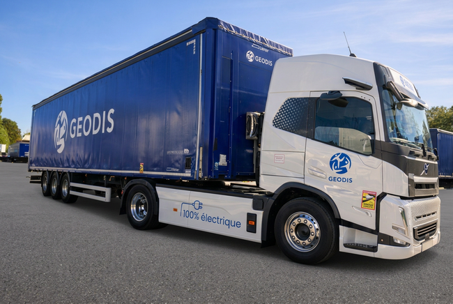 La commande concerne des camions Volvo Trucks et Renault Trucks destin&eacute;s aux op&eacute;rations de GEODIS en France. Leur exploitation reposera notamment sur la cr&eacute;ation de corridors &eacute;lectriques le long des principaux axes, avec des possibilit&eacute;s de recharge espac&eacute;es de 250 &agrave; 500 kilom&egrave;tres.<br>
                            Cr&eacute;dit photo : GEODIS.