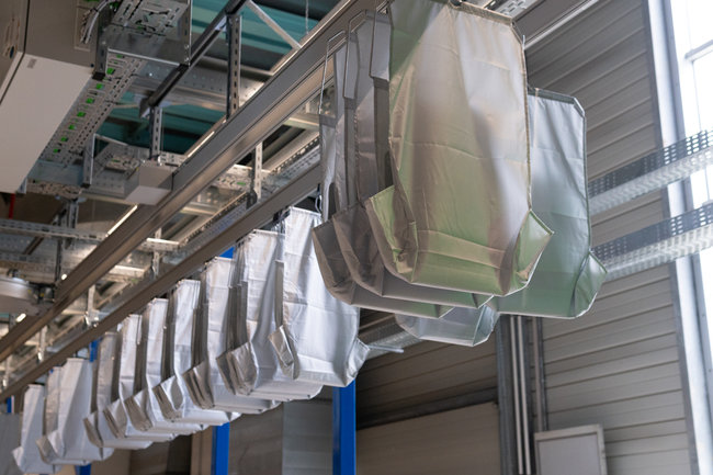 Un trieur &eacute;quip&eacute; de 29 000 pochettes suspendues regroupe les articles d&rsquo;une m&ecirc;me commande en une heure en moyenne.<br>
                            Cr&eacute;dit photo : momox