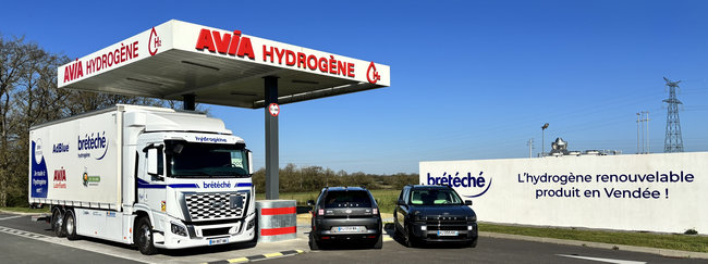 L'utilisation repose sur un &eacute;cosyst&egrave;me local associant le v&eacute;hicule de Hyundai, une location aupr&egrave;s de Hyliko et de l&rsquo;hydrog&egrave;ne vert fourni par Lhyfe &agrave; la station Br&eacute;t&eacute;ch&eacute; de Mach&eacute;, en Vend&eacute;e.<br>
Cr�dit photo : Hyundai.
